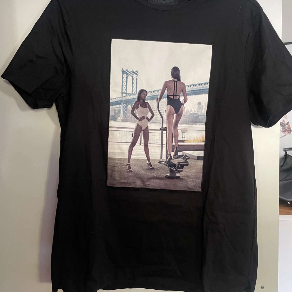 Svart t-shirt med fotoprint från Limitato - 3