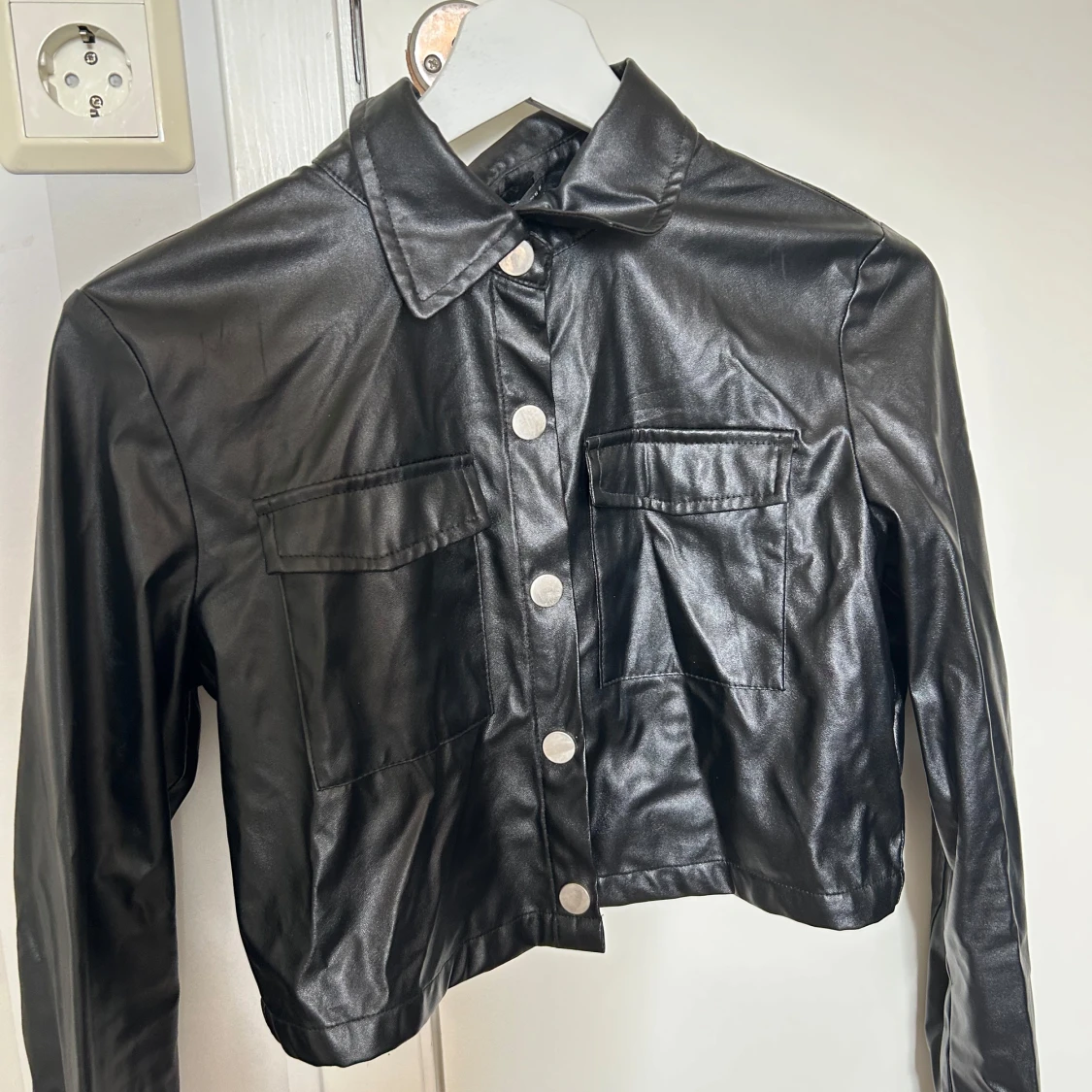 Svart kort skinnjacka med silverknappar - 2