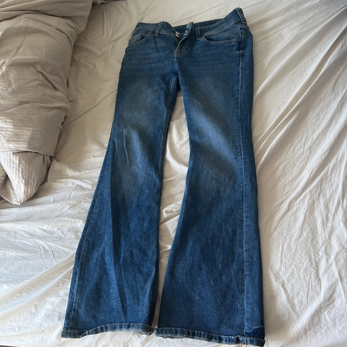 Blå bootcut jeans från Levis