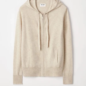Soft Goat zip - Mysig beige hoodie i kashmir från Soft Goat. Jättebra skick förutom ett litet hål på ärmen, inte något man tänker på men därför säljer jag den billigt! Meddela gärna vid frågor🥰