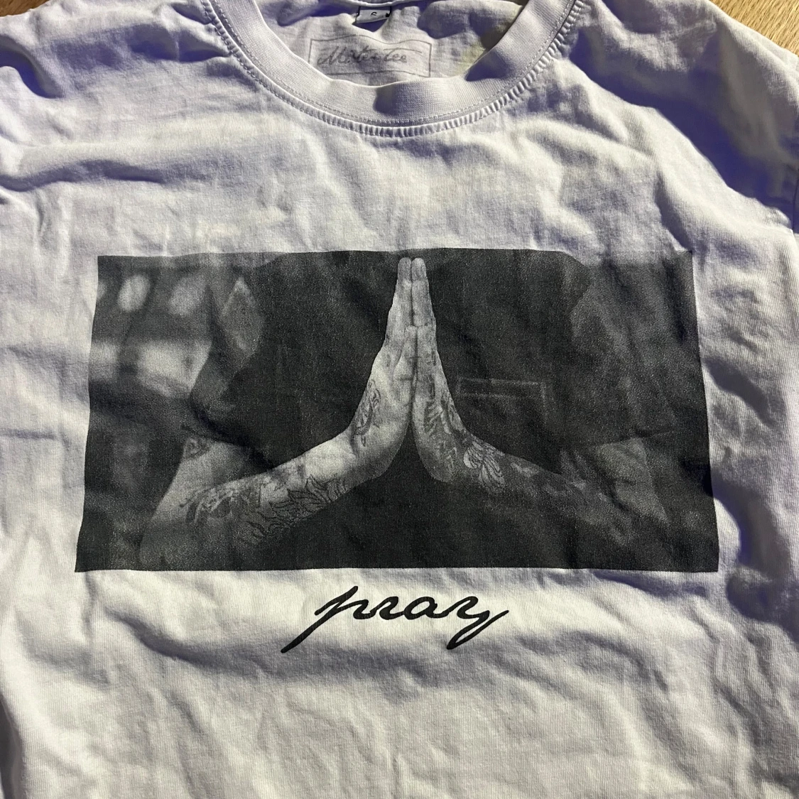 Vit t-shirt med tryck 'pray' - 2