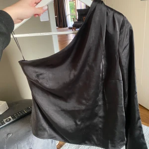 one shoulder blus - one shoulder topp i satin från gina storlek 36, lite sliten under armen annars bra skick, kan gå ner i pris