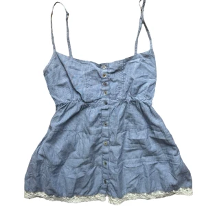 vintage Blårandig linnetopp med spets - Söt topp, knyts där bak. Strl S. 