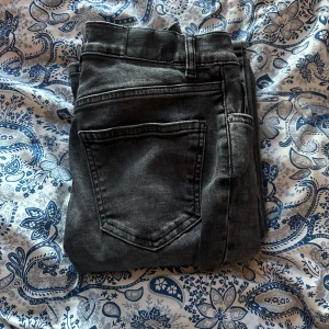 Grå jeans från Perfect Jeans - Säljer ett par grå jeans från Perfect Jeans i klassisk modell. Jeansen har bootcut ben och normal passform med femficksdesign. Perfekta till vardags och enkla att matcha med olika stilar.