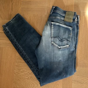 Replay Anbass jeans  - Säljer nu dessa replay Anbass jeans i storlek 32. De är i ganska bra skick, hör av dig vid funderingar!🙌🏼