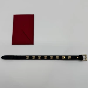 VALENTINO ARMBAND -  Valentino armband - Tillbehör: Kort - Skick: 9,5/10 - Nypris ca 3500 - deluxecloset 