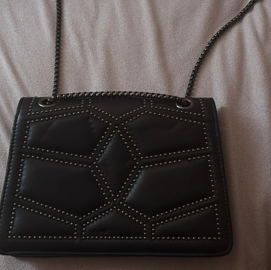 Svart axelväska med nitar - 2