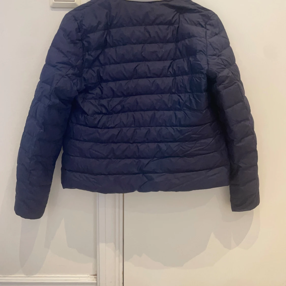 Mörkblå tunn pufferjacka från Uniqlo - 2