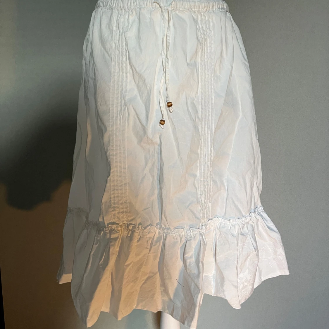 Vit volangkjol med knytband - 2