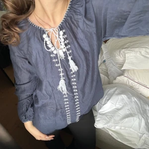 Marinblå blus med knytning  - Säljer denna klassiska marinblå blusen med vita detaljer, samt knytning i kragen. Så fin till våren och sommaren🥰 sidenmix! säljer billigt då jag tänker skänka bort kommande veckan om det inte blir sålt! Köp!🥰🥰