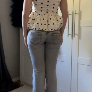 Ljusgrå raka jeans från Pepe Jeans - Säljer ett par ljusgrå jeans från Pepe Jeans med rak passform och låg midja. Jeansen har klassiska bakfickor och en stilren look som passar till många olika outfits.