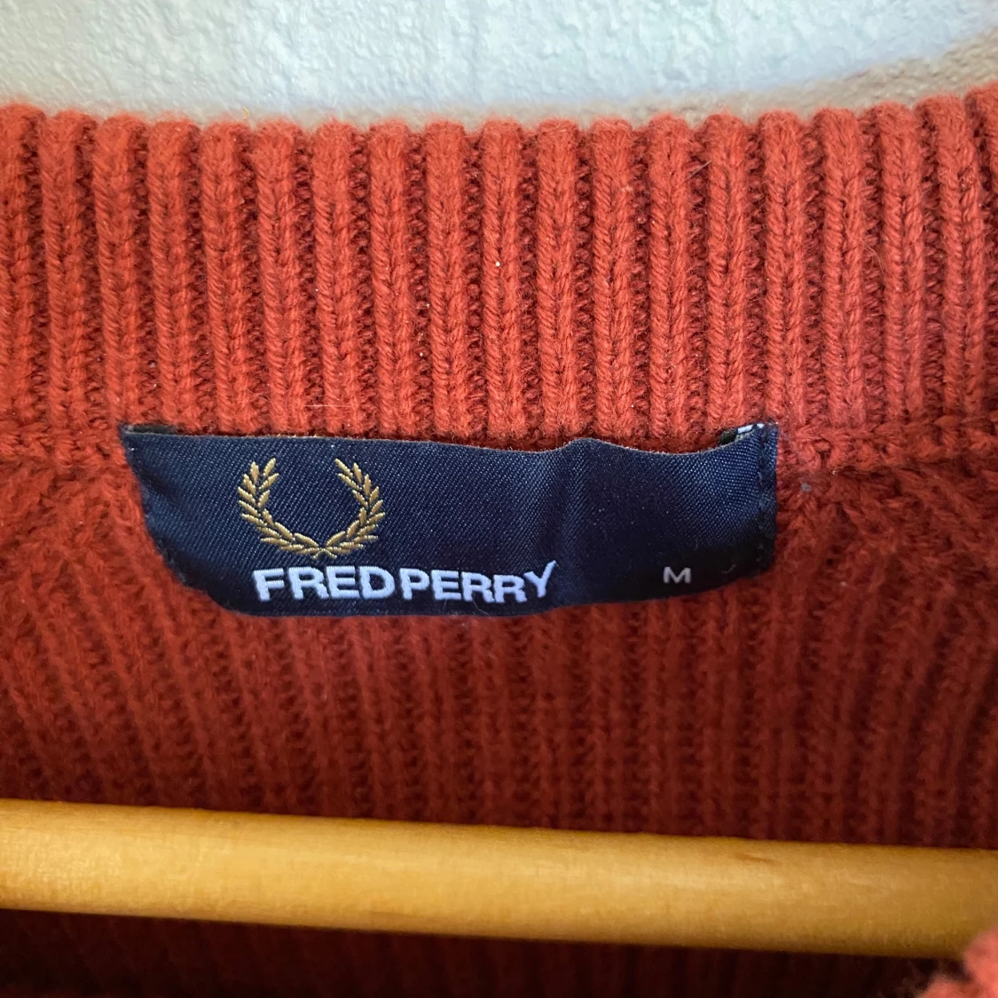 Rostfärgad stickad tröja från Fred Perry - 2