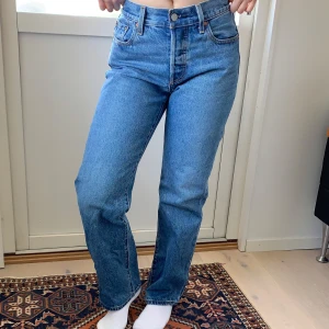 Levi's 501 blå jeans - Klassiska blå Levi's 501 90’s jeans med rak passform och medelhög midja. Jeansen har fem fickor, knappgylf och tydliga sömmar. Perfekta för en tidlös och avslappnad stil. Säljer pga att dem är lite för små för mig, och av samma anledning har jag endast använt dem en handfull gånger. Storlek: W24 L30. Nypris 1299kr. https://www.levi.com/SE/sv_SE/klader/dam/jeans/501-90s-jeans/p/A19590005