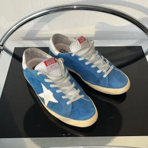 Golden Goose skor  - Goolden goose skor | Bra skick | Nypris 6000kr | Storlek 40 passar 41 | Hör av dig vid minsta fråga eller fundering📩