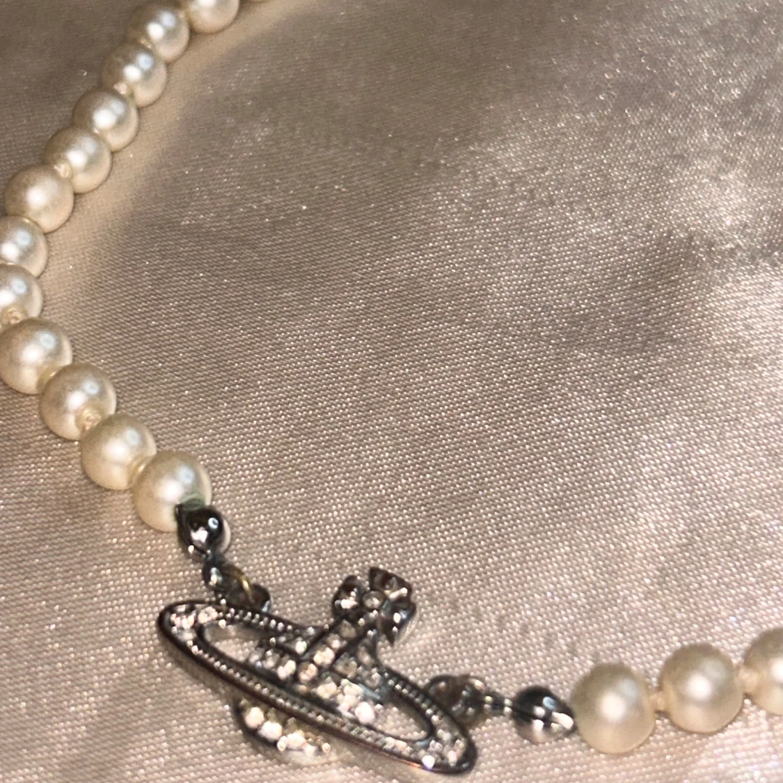 Pärlhalsband med silverfärgat Vivienne Westwood-hänge - 1