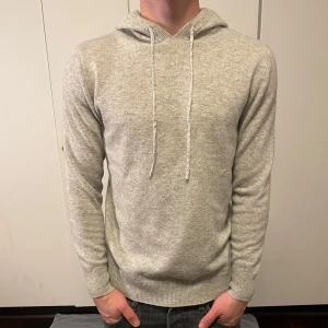 Kashmir/Merino hoodie - Ljusgrå Kashmir/merino hoodie | Storlek M | Endast testad, skick 10/10 | Hör av dig vid frågor eller fler bilder!🌟