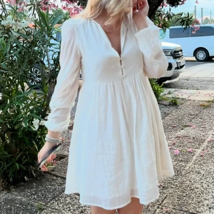 Klänning - Kräm vit klänning från bik bok!! Superfin till sommaren🌸🌸