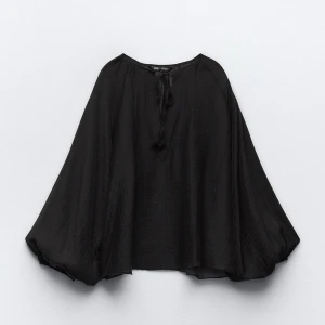 Svart blus med vida ärmar - Säljer en svart blus från zara