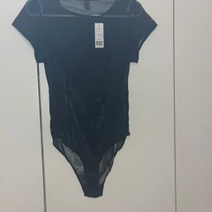 Body - Ihana musta body. Läpinäkyvää ohutta kangasta. Alaosassa napitus. Ei ole tullutkaan käyttöön. Koko M. Kissatalous MMM, lisätietoja saa kysymällä Katsothan myös muut ilmoitukseni Mikäli hinta ei miellytä tarjoa rohkeasti 