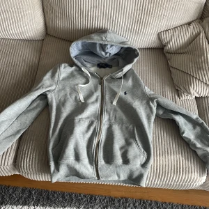 Grå ziphoddie från polo Ralph lauren  - En riktigt snygg och extremt skön ziphoodie i ett mycket bra skick hör av er om det är nåt ni undrar 