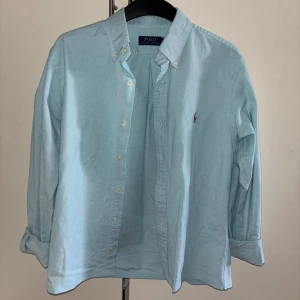 Ralph Lauren skjorta - Säljer en Ralph Lauren skjorta i strl M, knappt använd 9/10 skick. Hör av er vid funderingar. Ej öppet köp.
