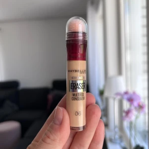 Maybelline Instant Anti-Age Eraser Concealer 06 - Maybelline Instant Anti-Age Eraser Concealer i nyansen 06. Concealern har en praktisk svampapplikator och kommer i en genomskinlig plastförpackning med vinröd topp. Innehåller 6,8 ml och är perfekt för att täcka mörka ringar och ojämnheter.