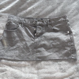 Grå mini jeanskjol med  - Har klipt kjolen kortare själv, aldrig använd
