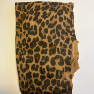 Leopardmönstrade strumpbyxor - Säljer ett par tunna strumpbyxor med leopardmönster, inte använda men tyvärr är paketet öppnat:/