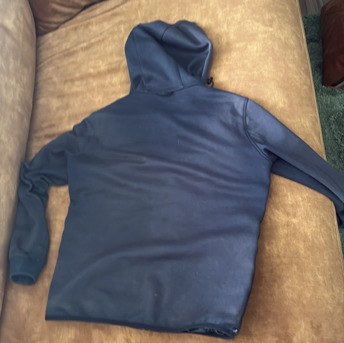 Svart hybridjacka med huva från Peak Performance - 1