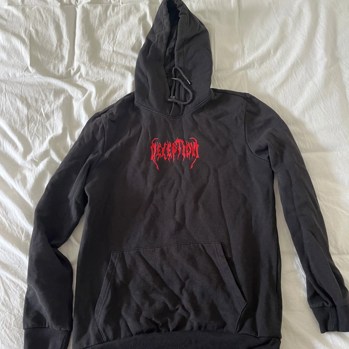 Svart hoodie med röd Deception-tryck - 1