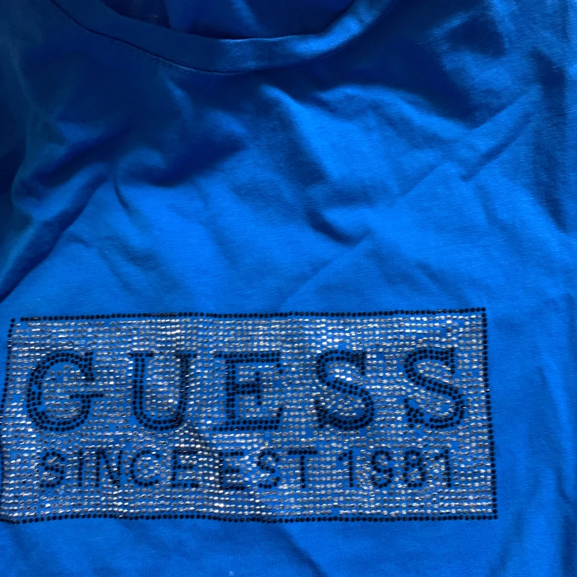 Blå t-shirt från Guess med strassdetaljer - 1