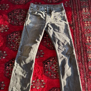 Svarta jeansbyxor från Hope, Modell Rush - Säljer ett par klassiska Svarta jeansbyxor från Hope raka ben/Bootcut och fem fickor. Byxorna har knappgylf och normal passform. Perfekta till vardags för en avslappnad stil. Medel skick!