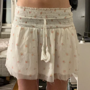 mini skirt - Säljer en kjol från Gina som jag klippt av till en mini skirt. Storlek 170 skulle säga att det är storlek S.
