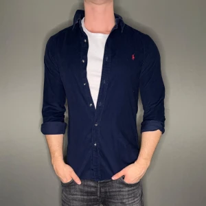 Ralph lauren skjorta - Hej säljer nu min fina Ralph lauren skjorta ”Manchester tyg” i storlek S. Den är i nyskick och kommer vara otroligt snygg nu i vår och framåt sommaren. Nypris cirka 1600kr! Vi kommer att sälja liknande produkter nu i vår och närmare sommar så glöm inte följa profilen!🌊🍾