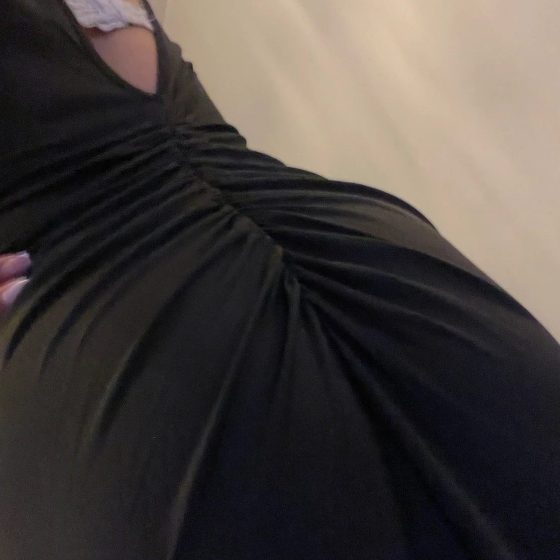 Svart långklänning med öppen rygg - 3