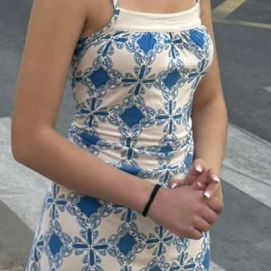 Blåvit långklänning med grafiskt mönster - Säljer en långklänning med blått och vitt grafiskt mönster. Perfekt för varma dagar när du vill ha något bekvämt men ändå snyggt.