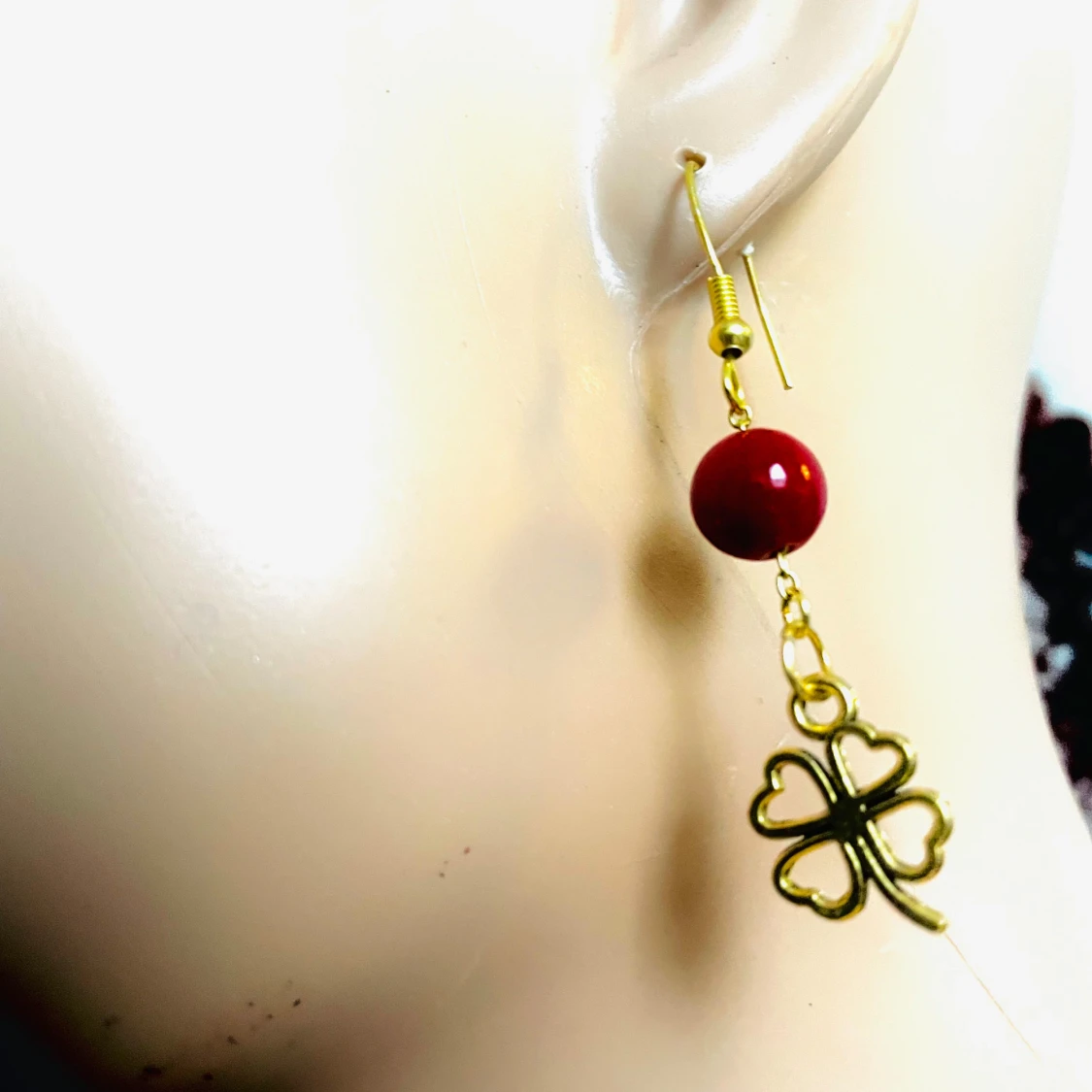 By prisförslag- 1 st örhänge guld klöver röd pärla  - 2