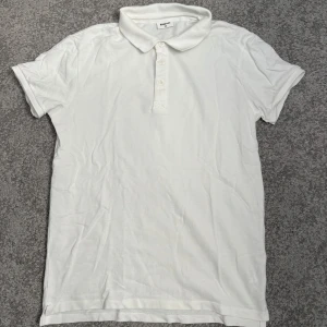 Vit pikétröja - Vit pikétröja från KappAhl. Inga fläckar och använd endast en gång!