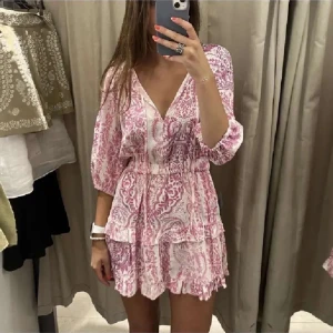 Rosa klänning zara - Intressekoll på min supersnygga klänning från Zara, säljs inte längre🩷