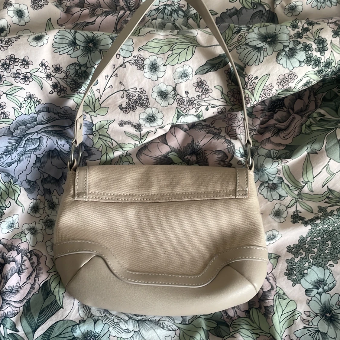 Beige axelväska med silverring - 1