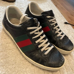 Gucci ace  - Gucci ace skor - strl 41 passar 41,5 - skick: 7/10 medföljer: endast skor// skriv vid funderingar, pris kan diskuteras! 