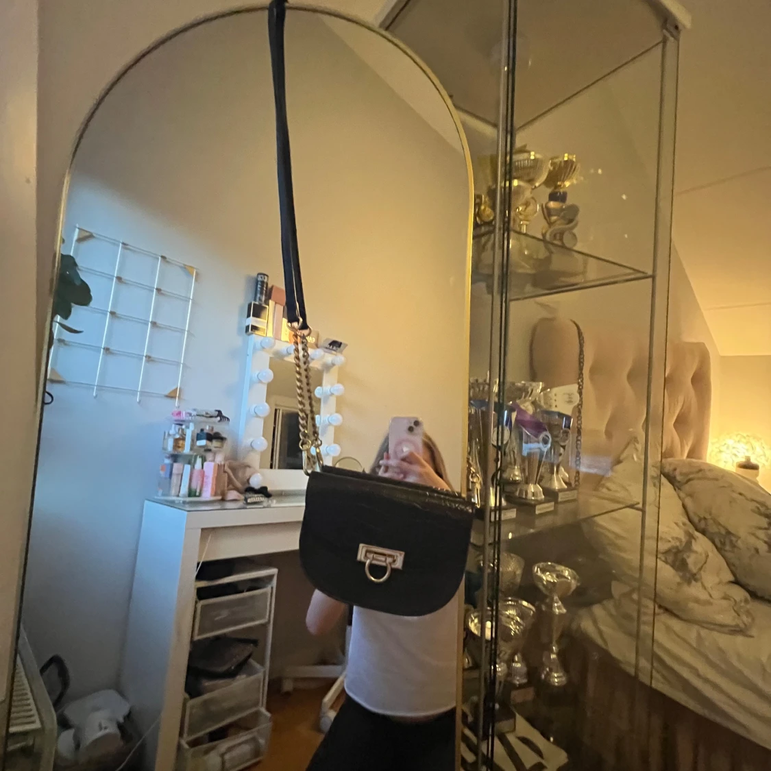 Svart axelväska med kedja och guldlås - 2