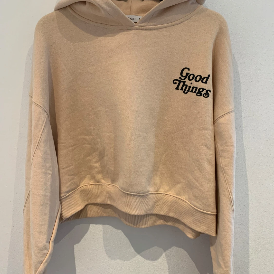Beige hoodie med tryck 'Good Things'