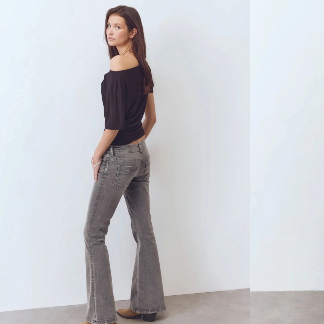 Grå bootcut jeansbyxor - 1