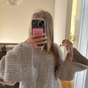 Beige/brun stickad tröja med vida ärmar  - En jättefin stickad tröja ifrån Gina tricot, den har slitt på sidan och i ärmarna. Aldrig använd💞