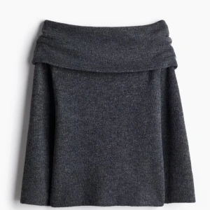 Mörkgrå offshoulder stickad tröja - Supersnygg mörkgrå tjocktröja från hm. Säljer på grund av att den är för stor och därför inte används. KAN ÄVEN TÄNKA MIG ATT BYTA MOT EN I STORLEK XS ELLER S! 