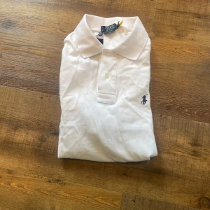 Vit Ralph lauren piké  - Vit, helt ny, kommer med tagg, storlek M. Skickar även samma dag som det blir köpt💫✨