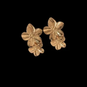 Örhängen  - Fin Blommiga örhängen  Finns i Guld/Silver 89kr/st  Eller 169kr/Paret Modell 161