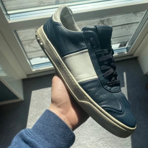 Valentino Flycrews - Ett par sjukt feta och eftertraktade Flycrews från märket Valentino 🌤️| Skick 9/10, endast en nit på vardera sko fattas | Hör av er vid fundering 👊