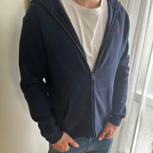 Mörkblå zip up från Ralph Lauren - EN HELT NY ZIP UP FRÅN RALPH LAUREN DEN HAR ENDAST LEGAT I GARDEROBEN. MODELLEN ÄR 178CM OCH 72KG.🔥🔥🔥
